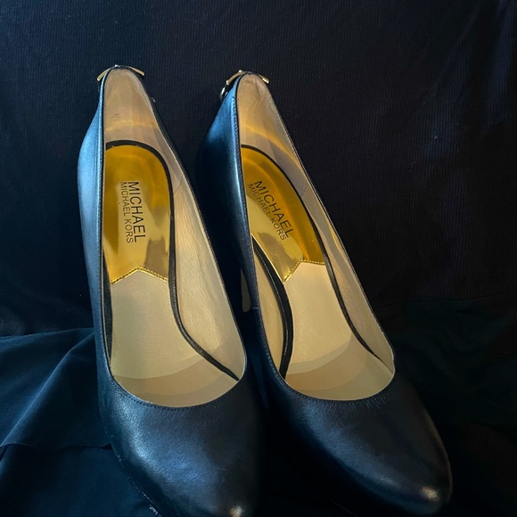 Michael Kors Hamilton Pump - Picture 2 of 2